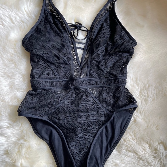 Becca - Black Color Play One-Piece Swimsuit - M - Picture 5 of 13